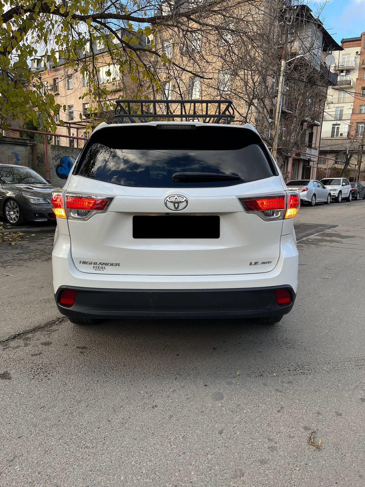 Toyota Highlander — exterior view 4