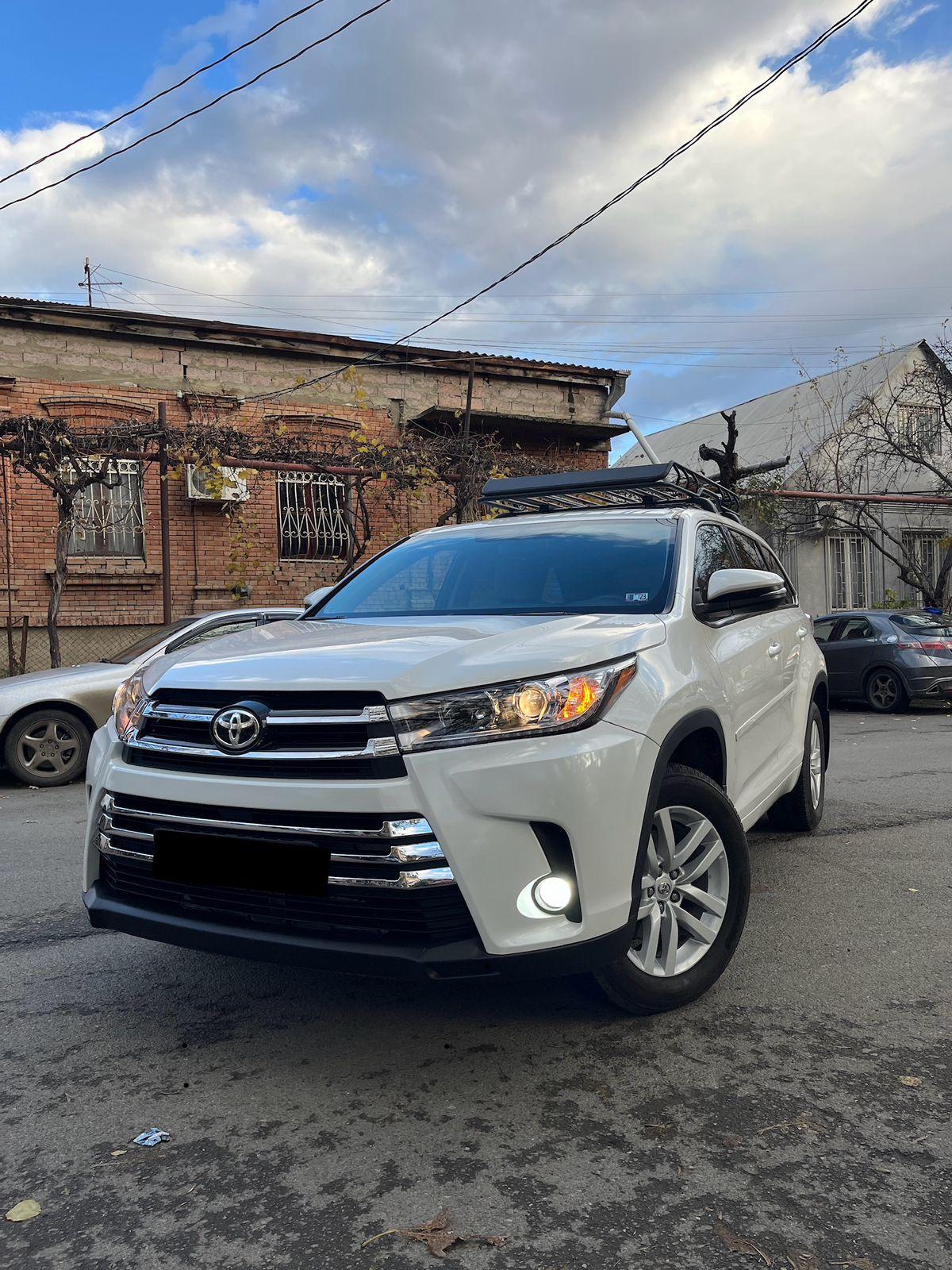 Toyota Highlander — exterior view 5