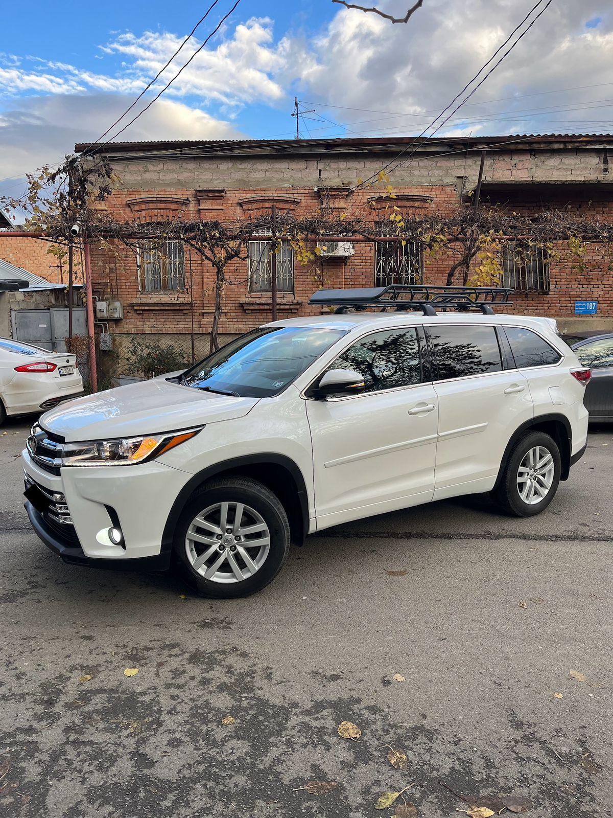 Toyota Highlander — exterior view 6