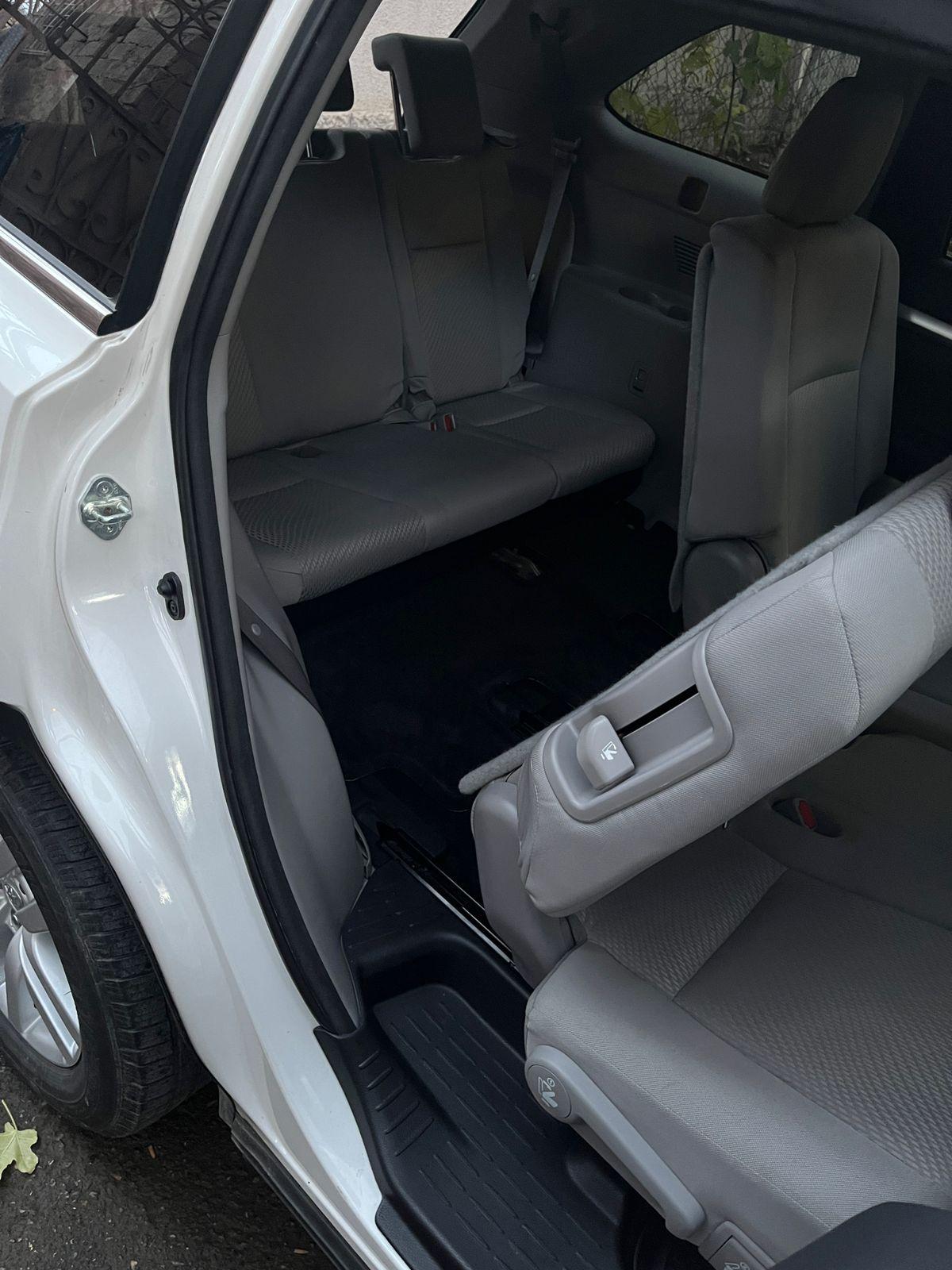 Toyota Highlander — exterior view 7