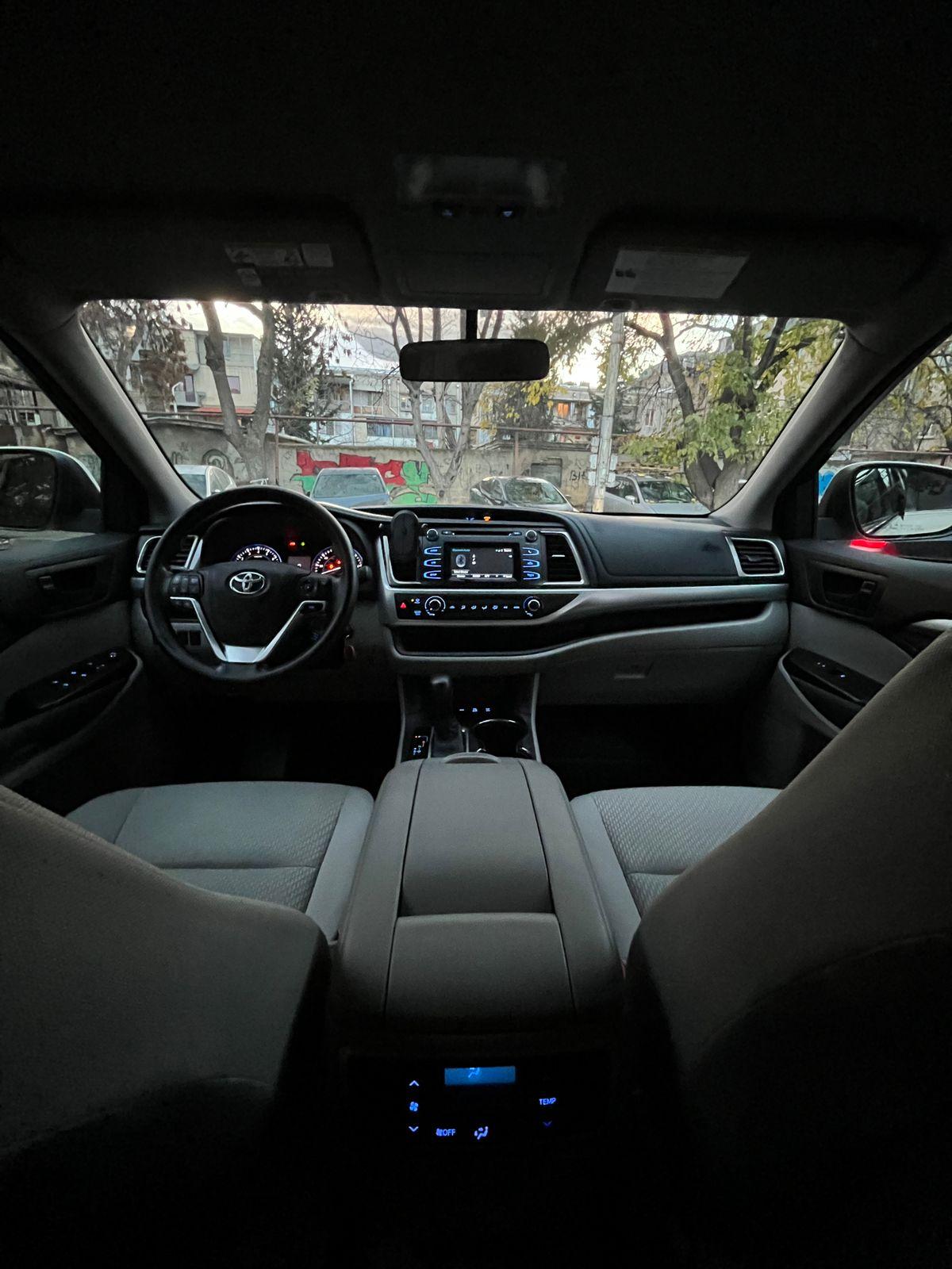 Toyota Highlander — exterior view 9