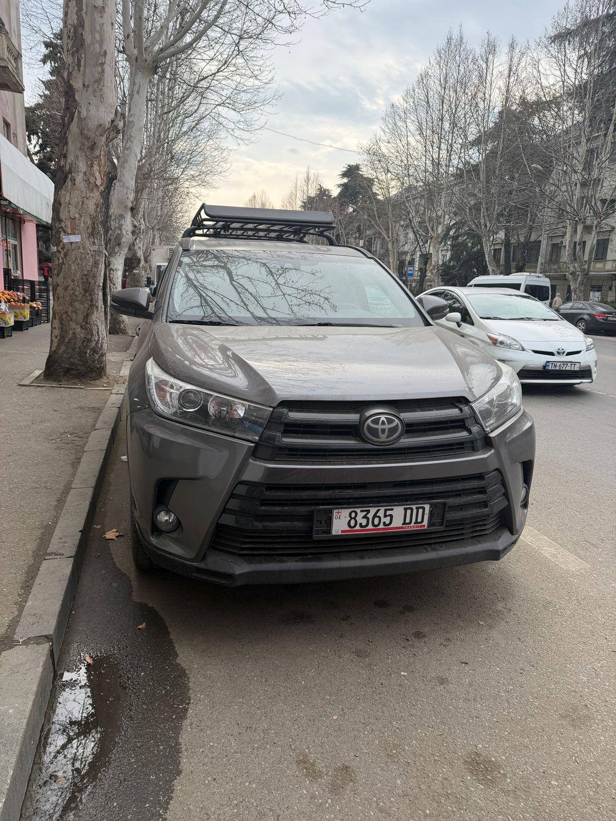 Toyota Highlander — exterior view 2