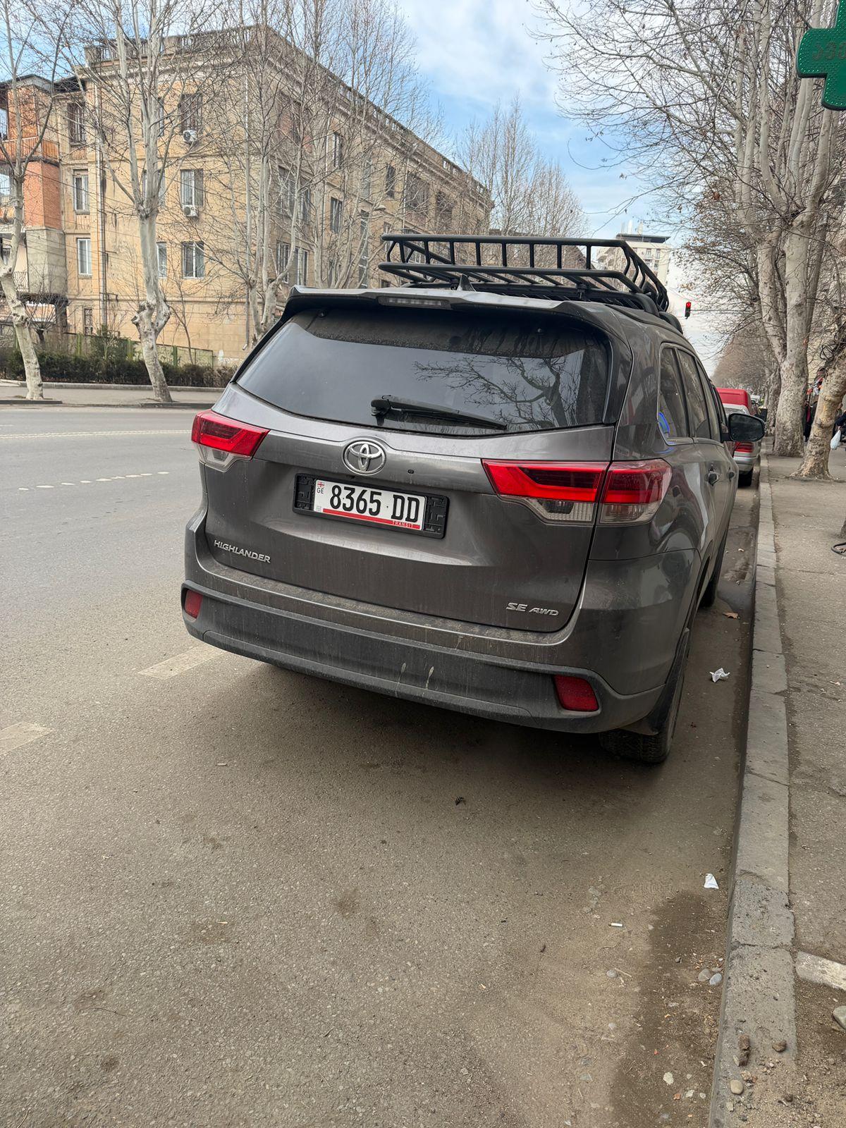 Toyota Highlander — exterior view 3