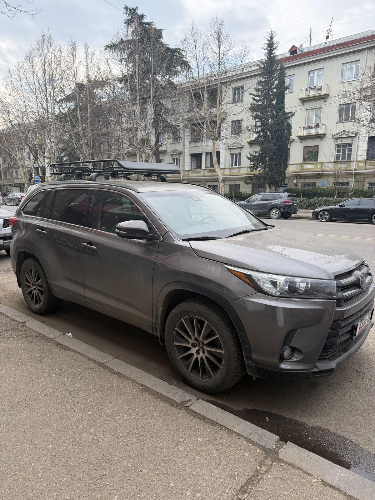 Toyota Highlander — exterior view 4