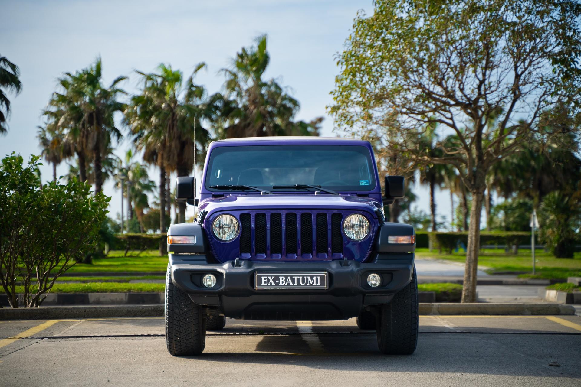 Jeep Wrangler — exterior view 2