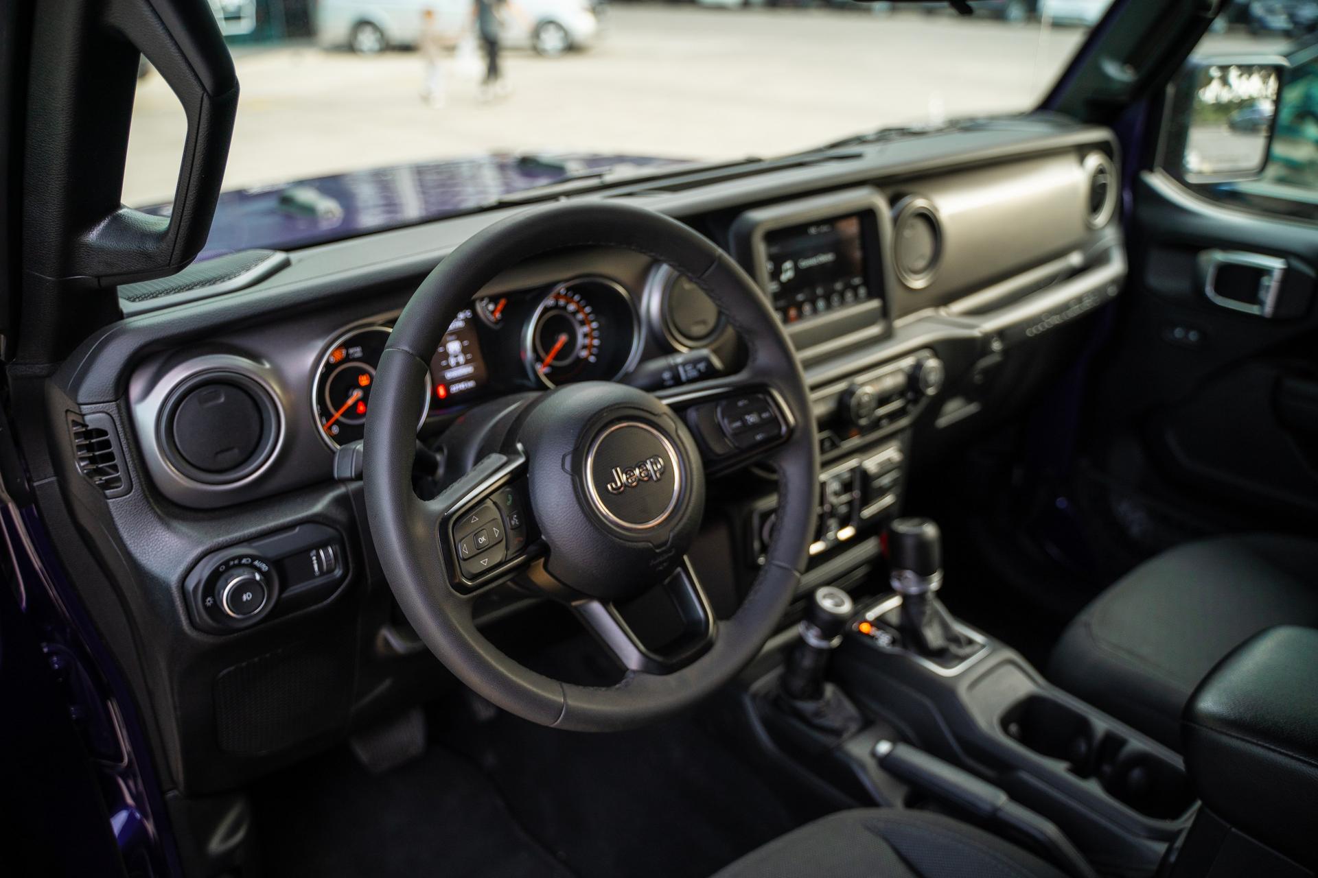 Jeep Wrangler — exterior view 6