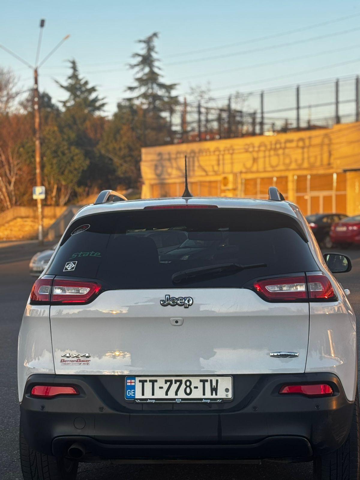 Jeep Cherokee — exterior view 7