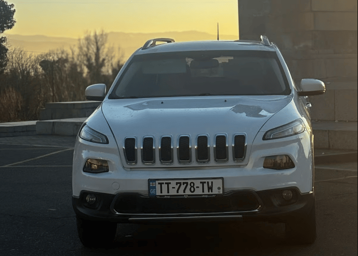 Jeep Cherokee — exterior view 5