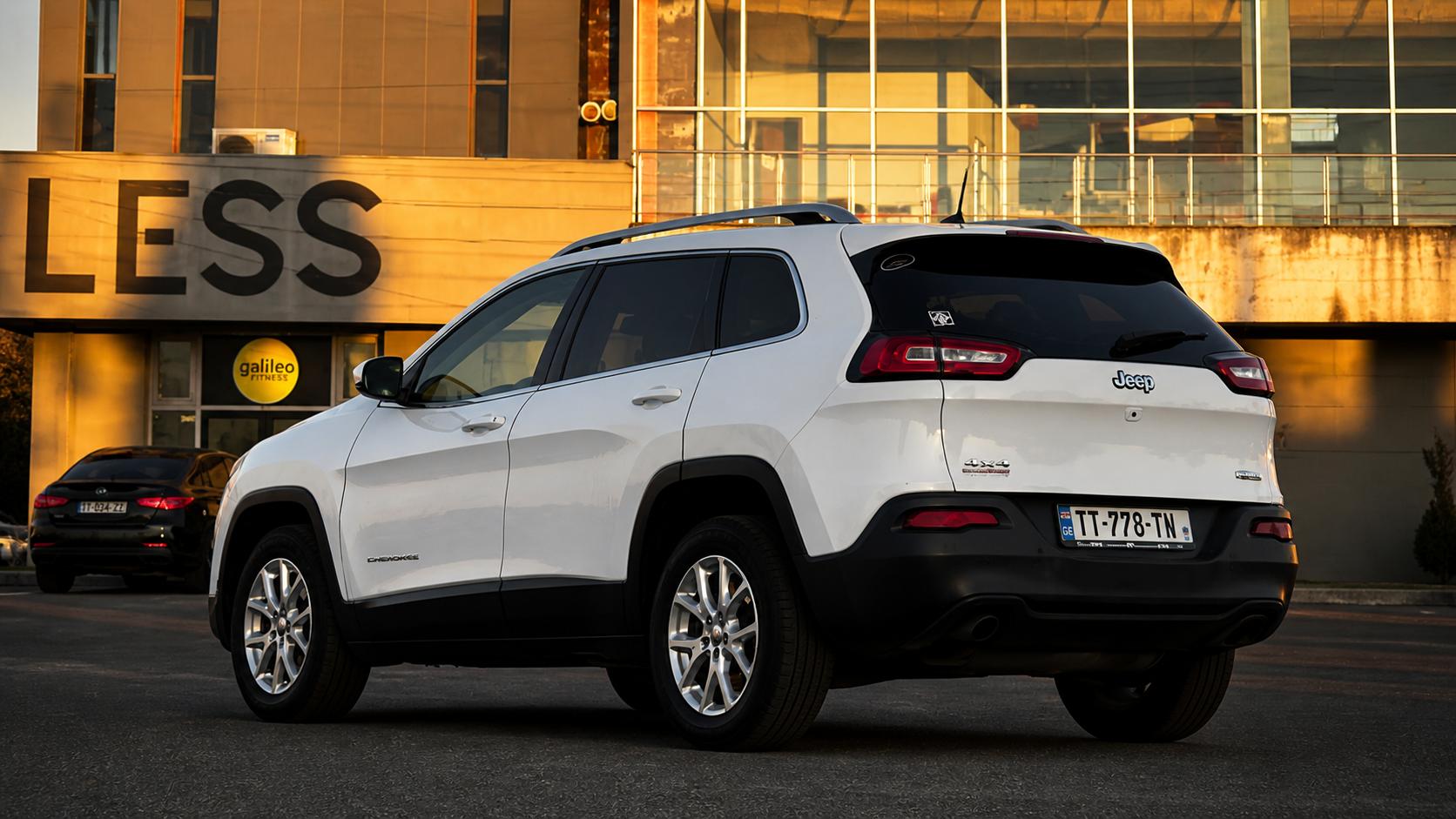 Jeep Cherokee — exterior view 3