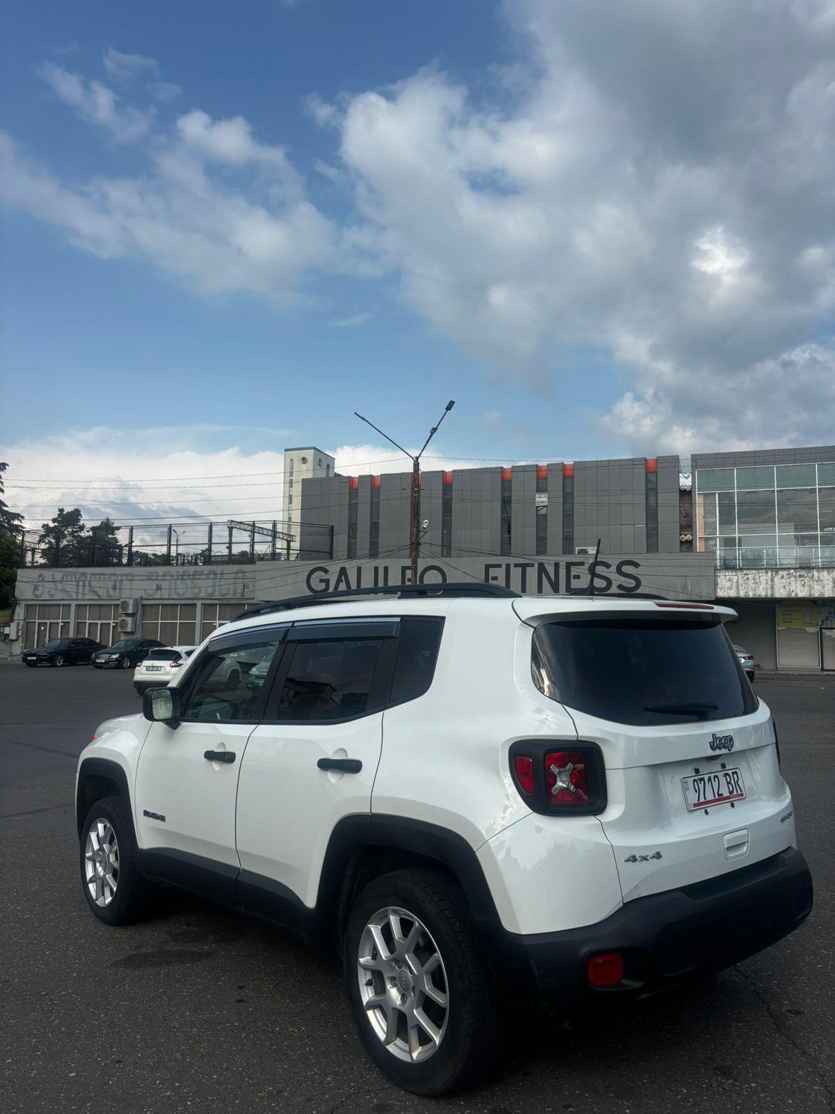Jeep Renegade — exterior view 5