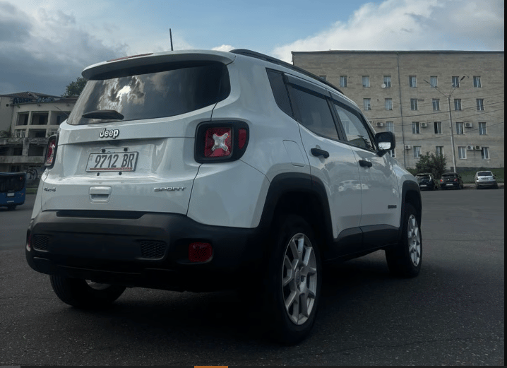 Jeep Renegade — exterior view 2