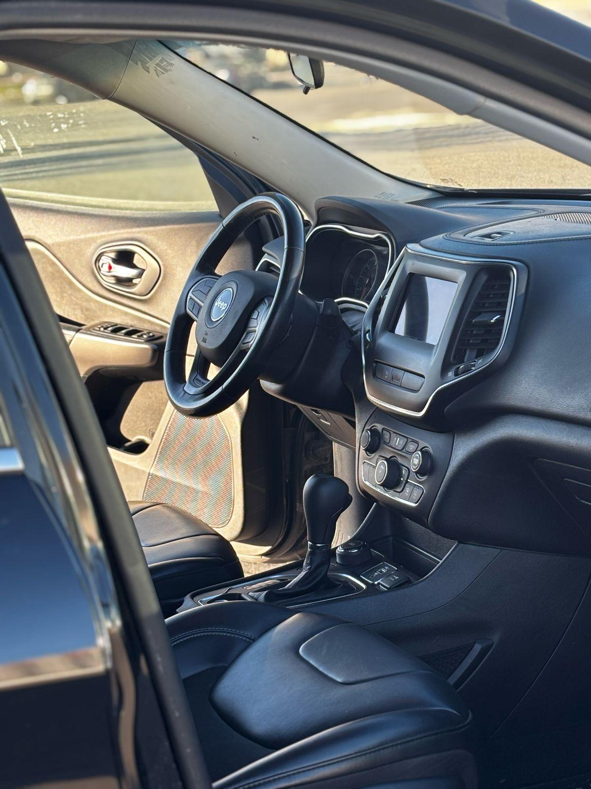Jeep Cherokee — exterior view 8