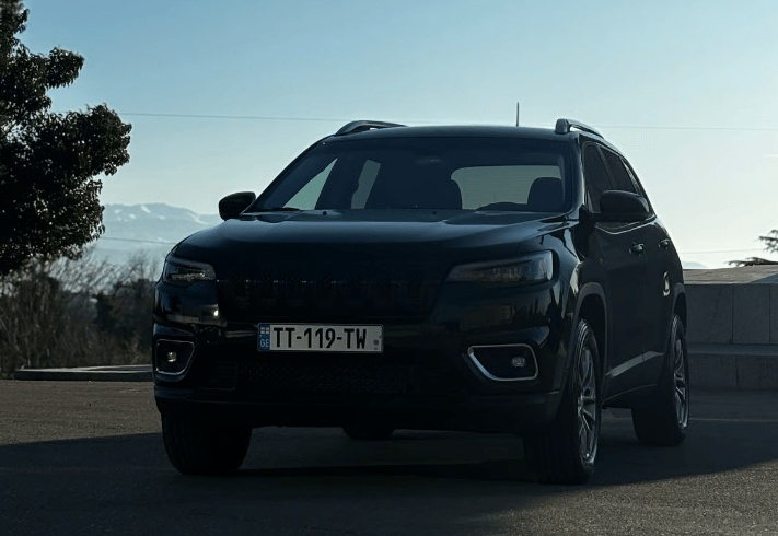 Jeep Cherokee — exterior view 2