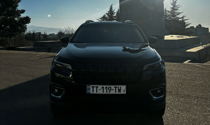 Jeep Cherokee — exterior view 4
