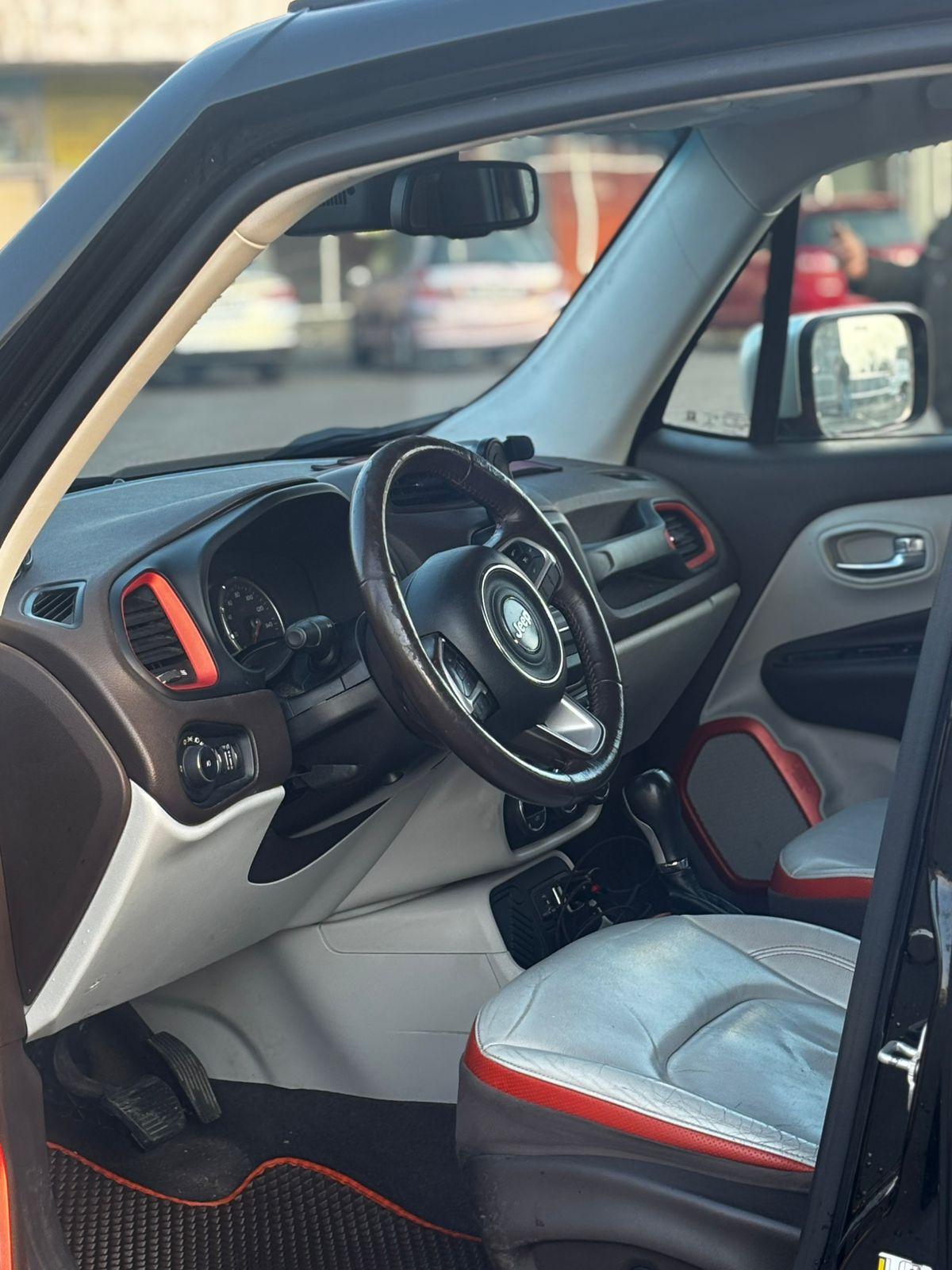 Jeep Renegade — exterior view 7