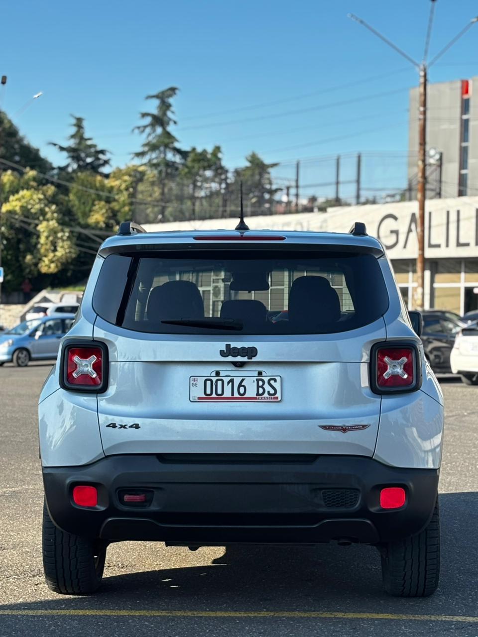 Jeep Renegade — exterior view 2