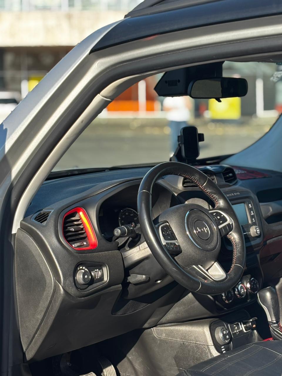Jeep Renegade — exterior view 4