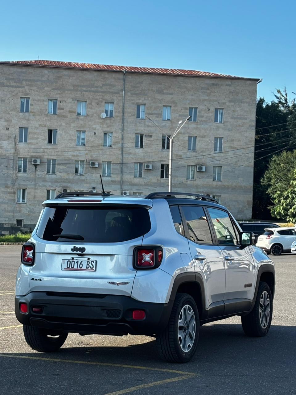 Jeep Renegade — exterior view 6