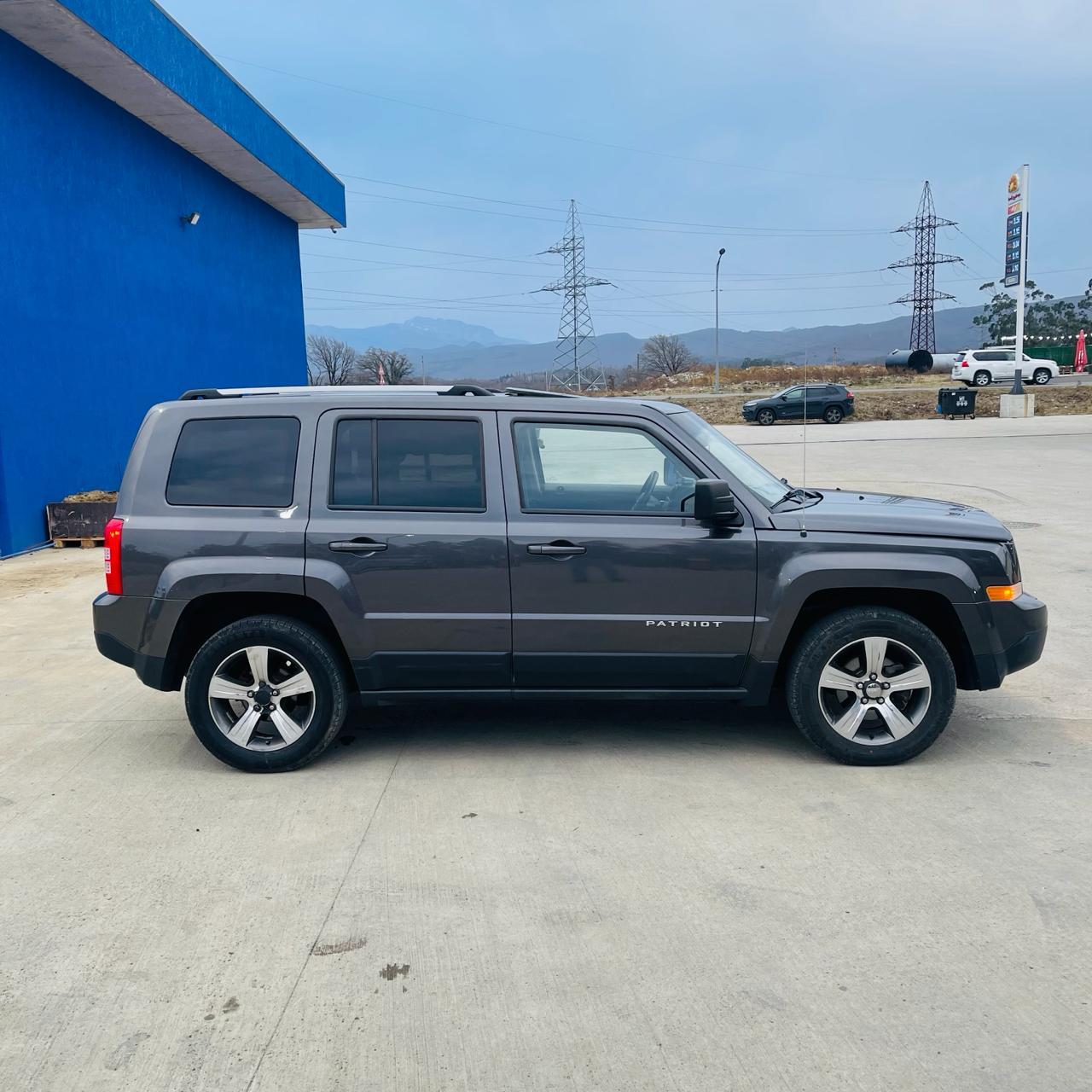 Jeep Patriot 4x4 — exterior view 2