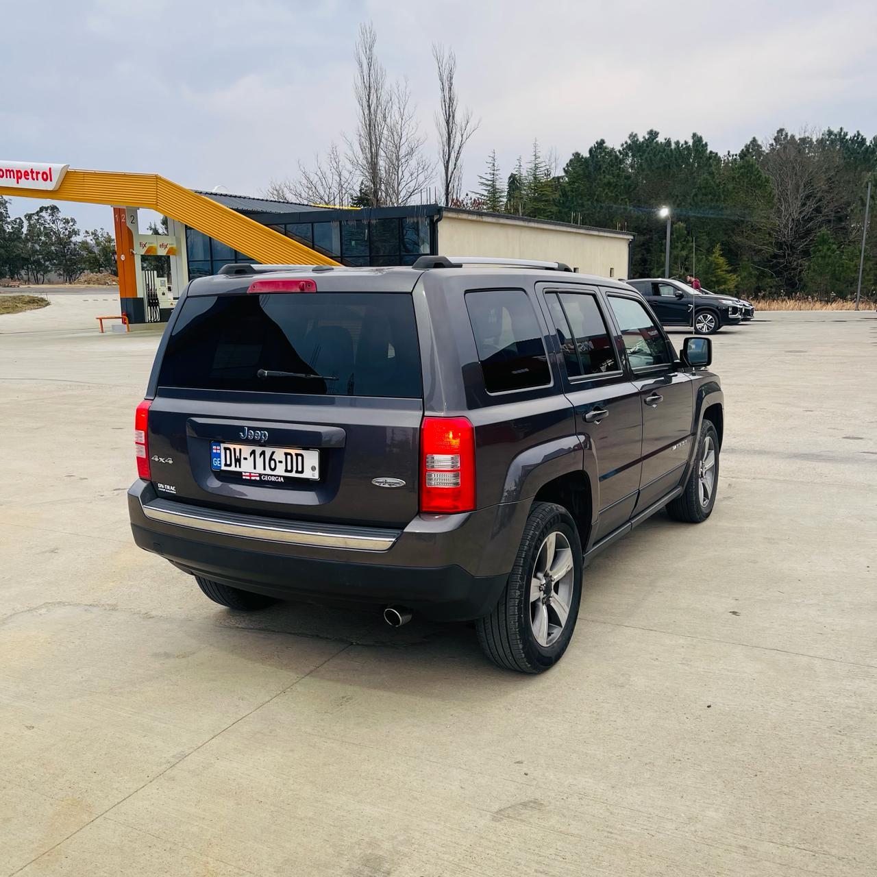 Jeep Patriot 4x4 — exterior view 3