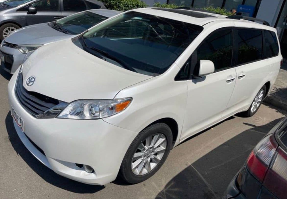 Toyota Sienna — exterior view 2