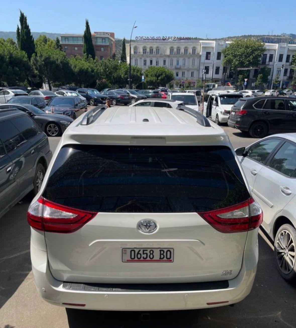 Toyota Sienna — exterior view 3