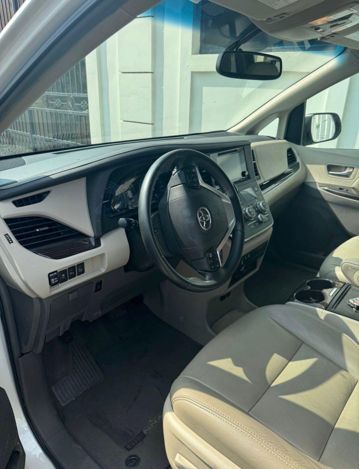 Toyota Sienna — exterior view 4