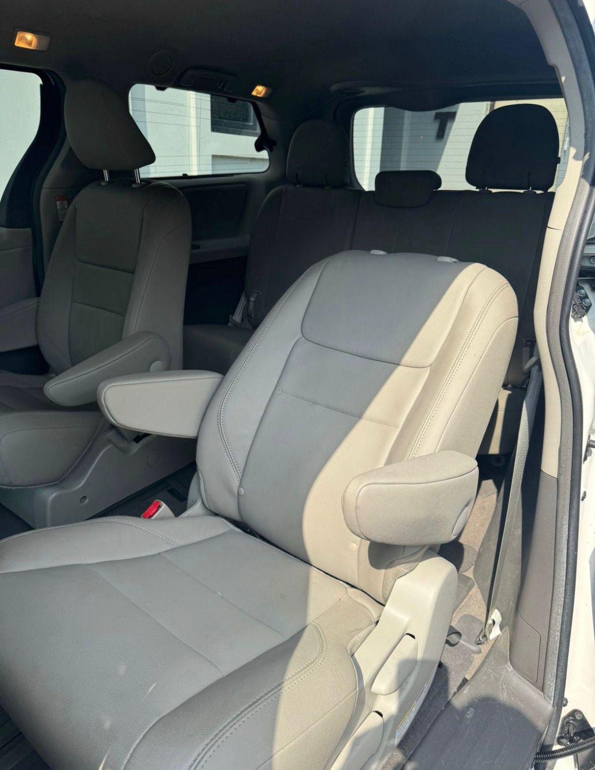 Toyota Sienna — exterior view 5