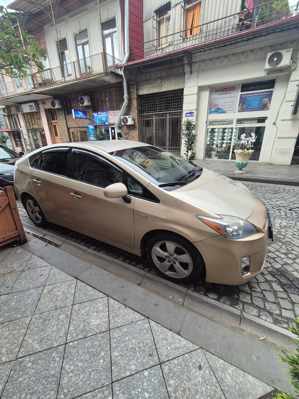 Toyota Prius Hybrid — exterior view 3