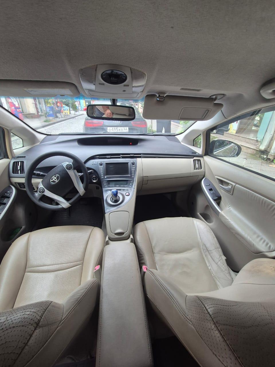 Toyota Prius Hybrid — exterior view 4