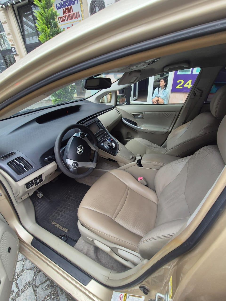 Toyota Prius Hybrid — exterior view 6