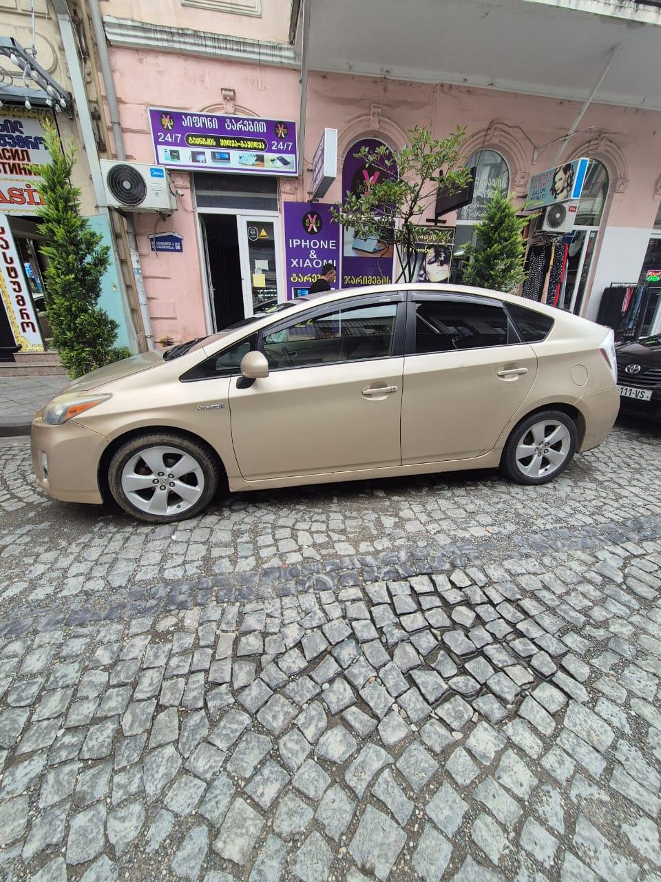 Toyota Prius Hybrid — exterior view 8