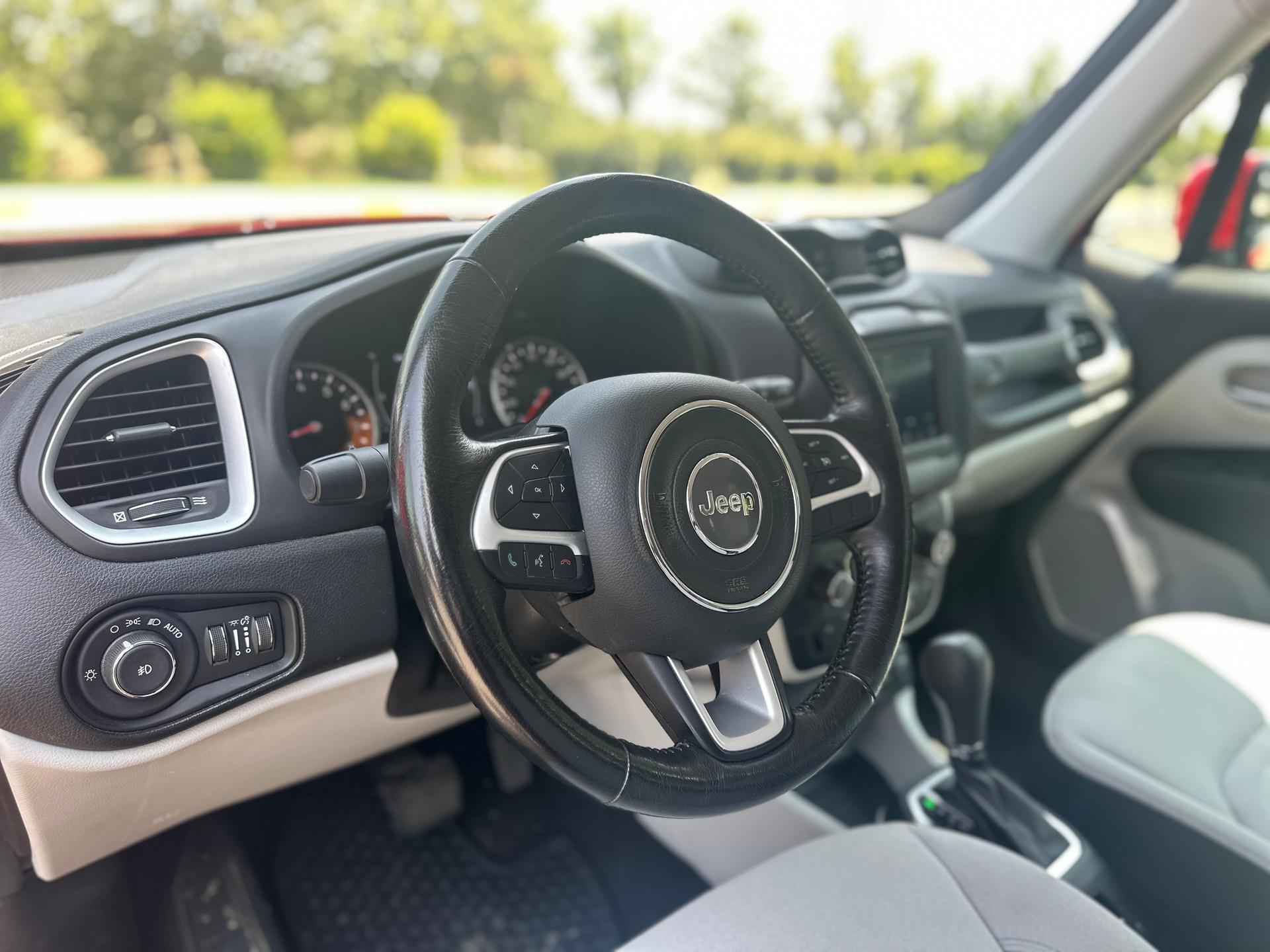 Jeep Renegade — exterior view 5