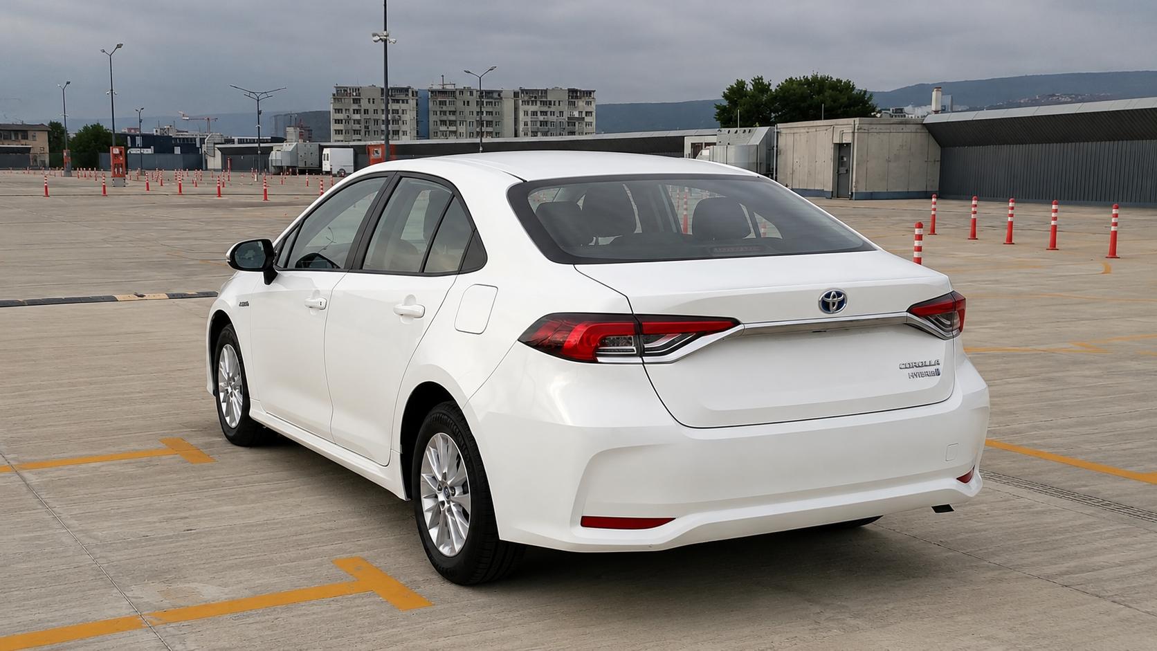 Toyota Corolla — exterior view 4