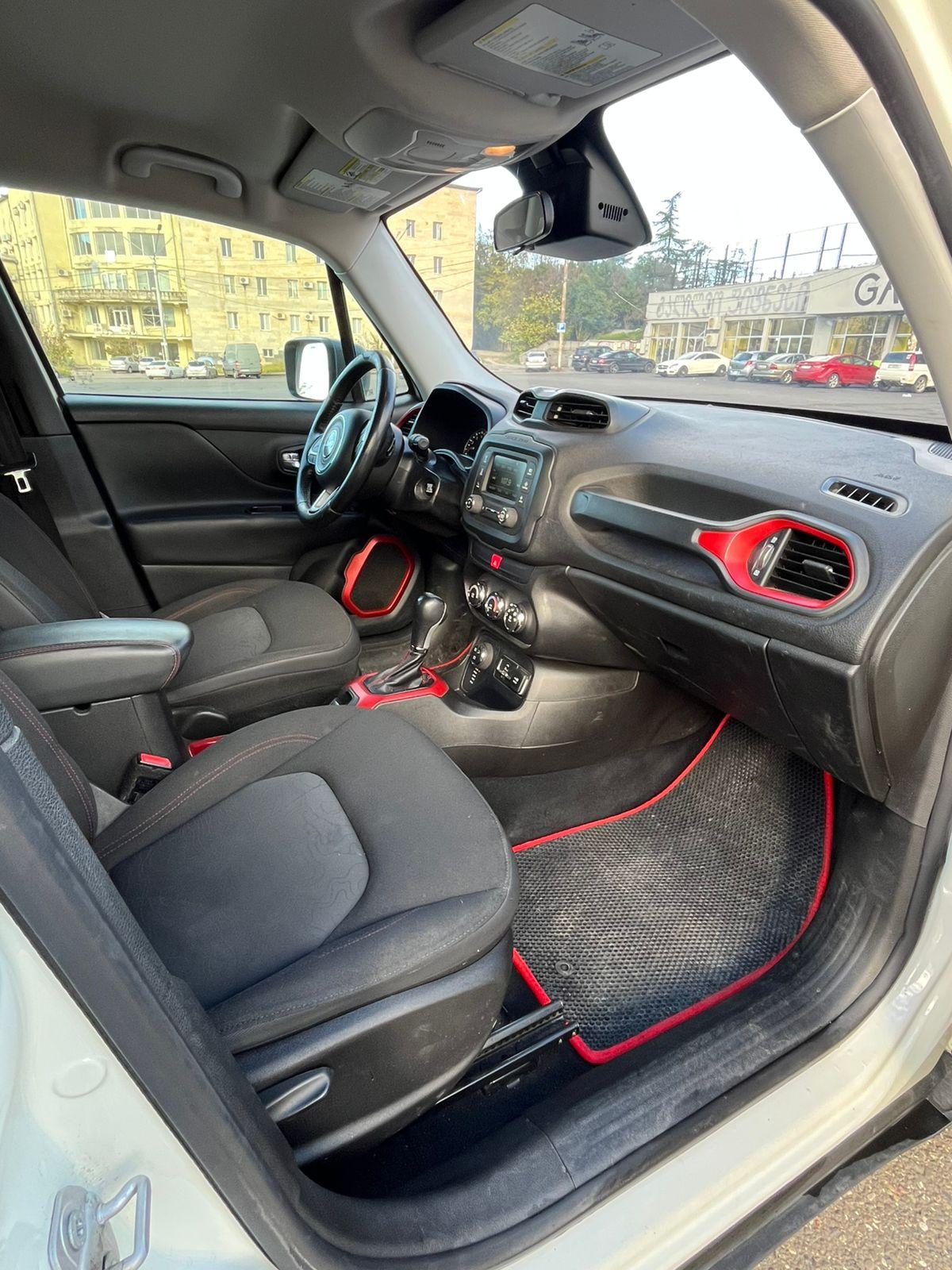 Jeep Renegade — exterior view 4
