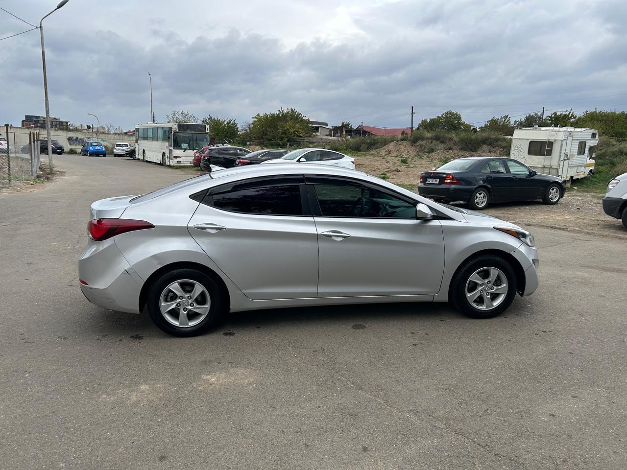 Hyundai Elantra — exterior view 5