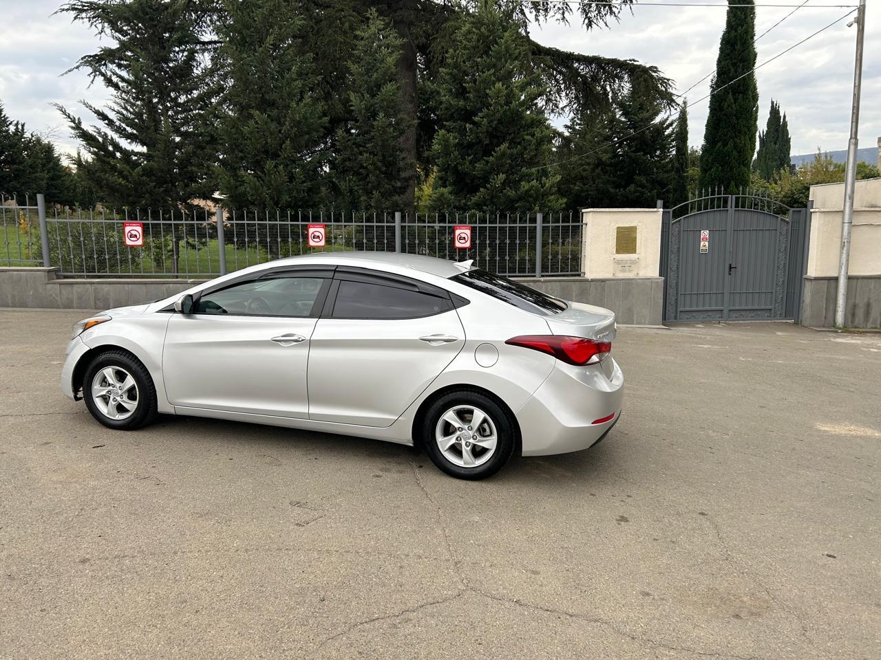 Hyundai Elantra — exterior view 3