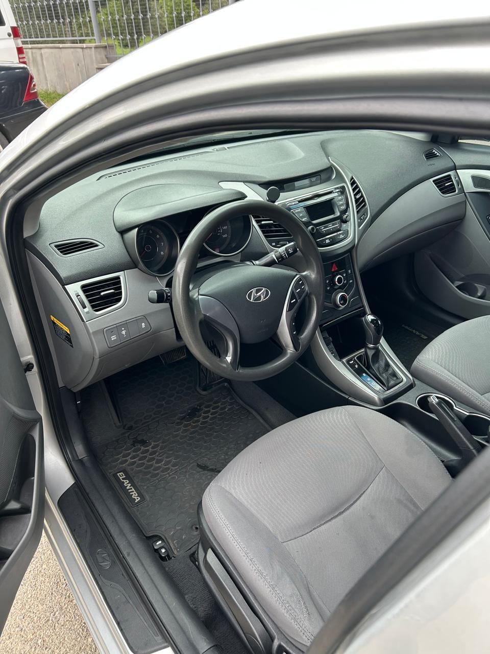 Hyundai Elantra — exterior view 8