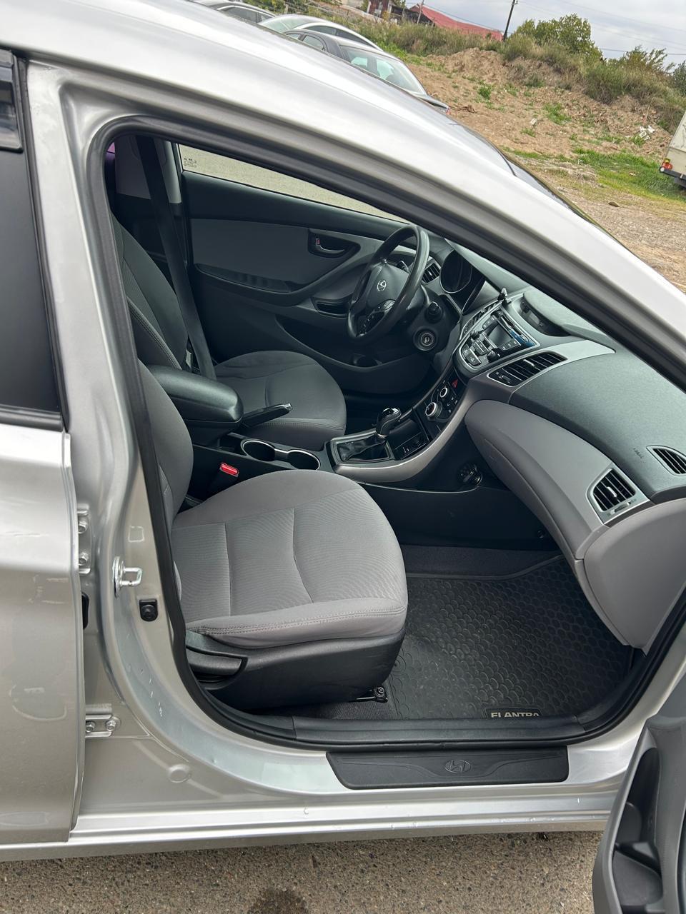 Hyundai Elantra — exterior view 9