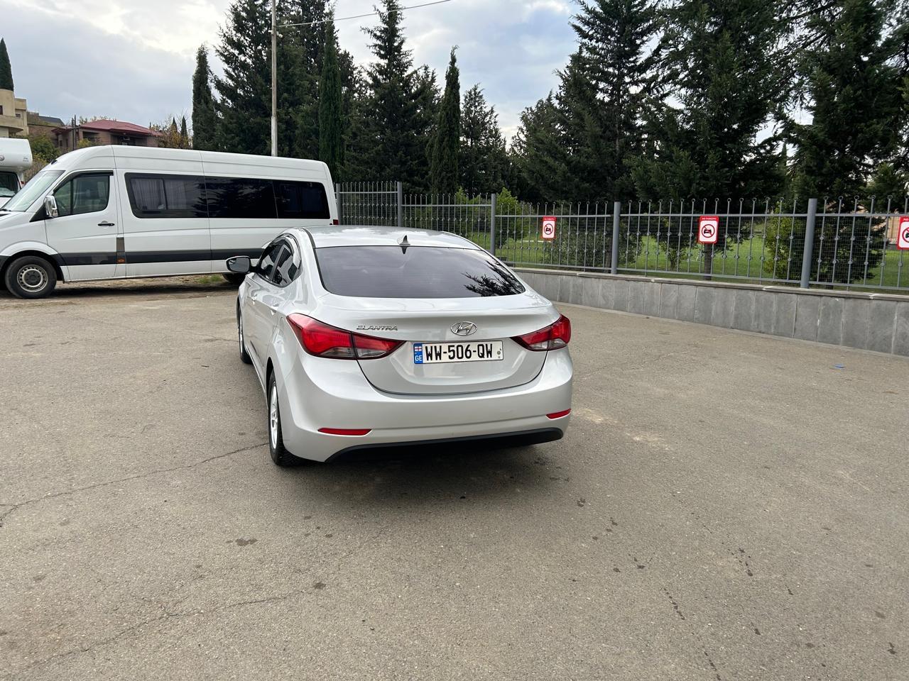 Hyundai Elantra — exterior view 4