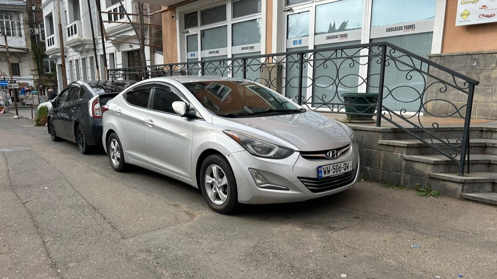 Hyundai Elantra — exterior view 2