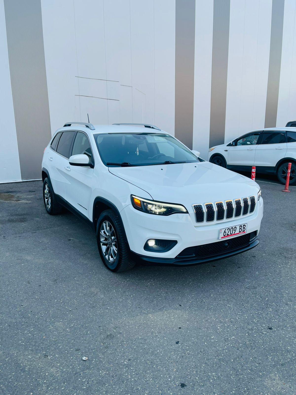 Jeep Cherokee — exterior view 3