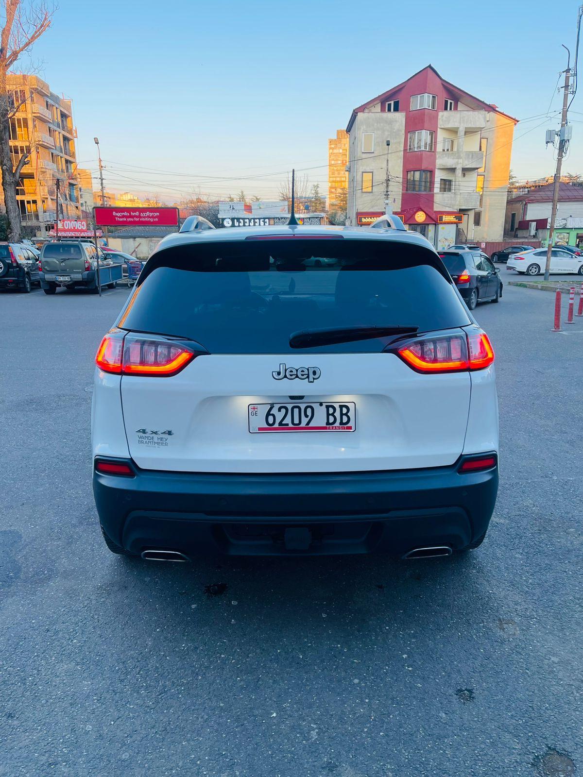 Jeep Cherokee — exterior view 4