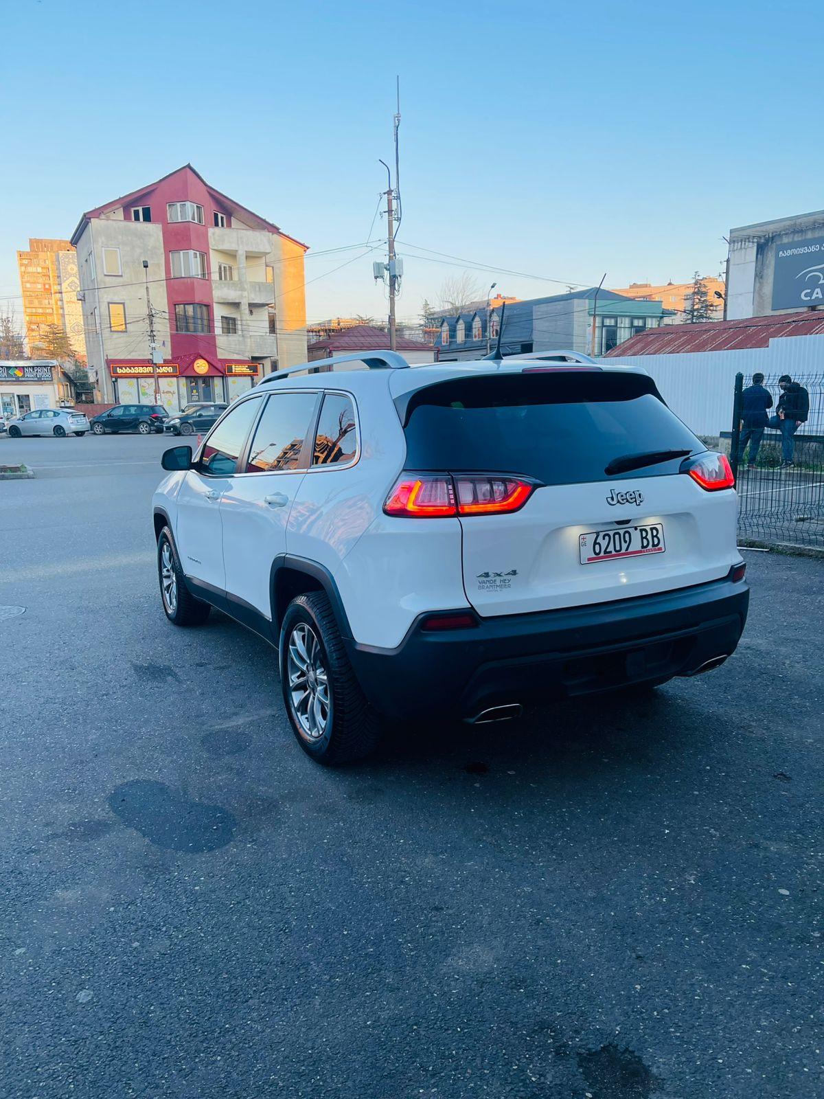 Jeep Cherokee — exterior view 6