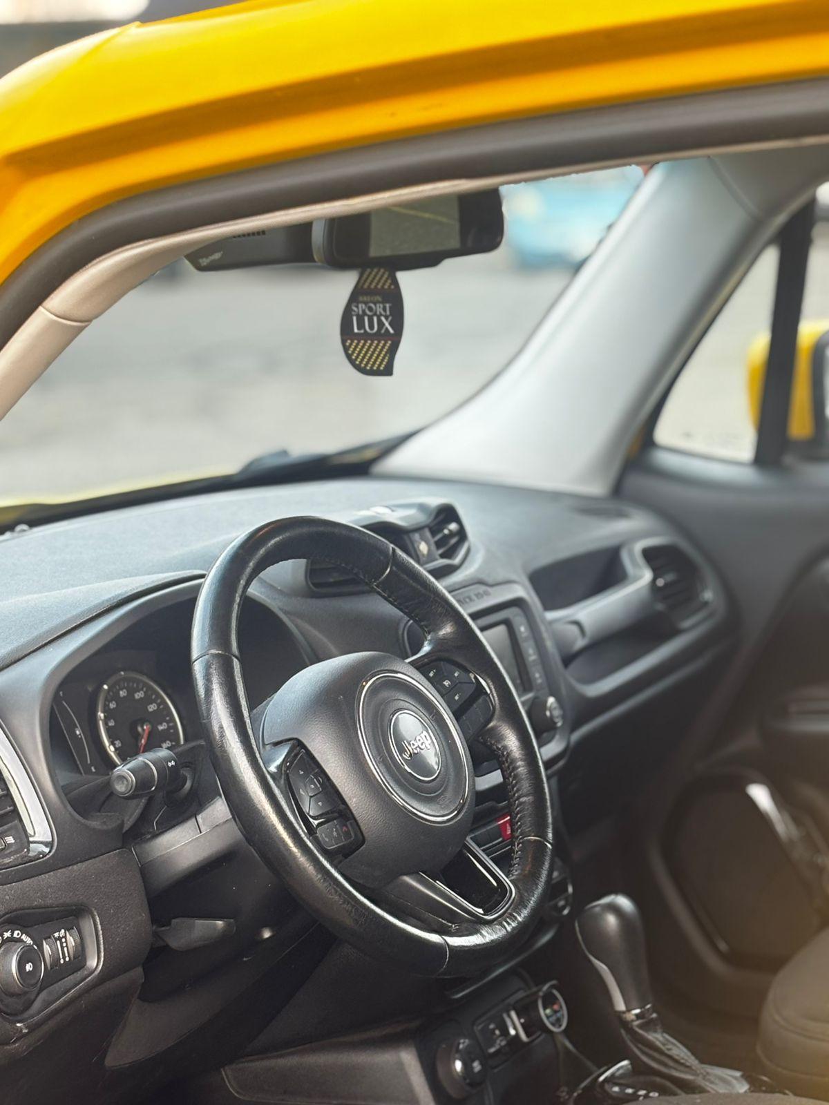 Jeep Renegade — exterior view 8