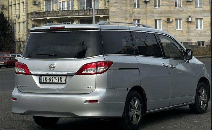 Nissan Quest — exterior view 4