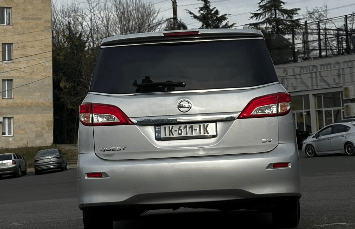 Nissan Quest — exterior view 5