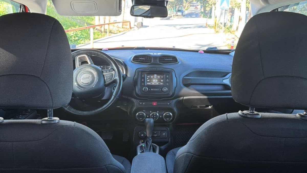 Jeep Renegade — exterior view 7