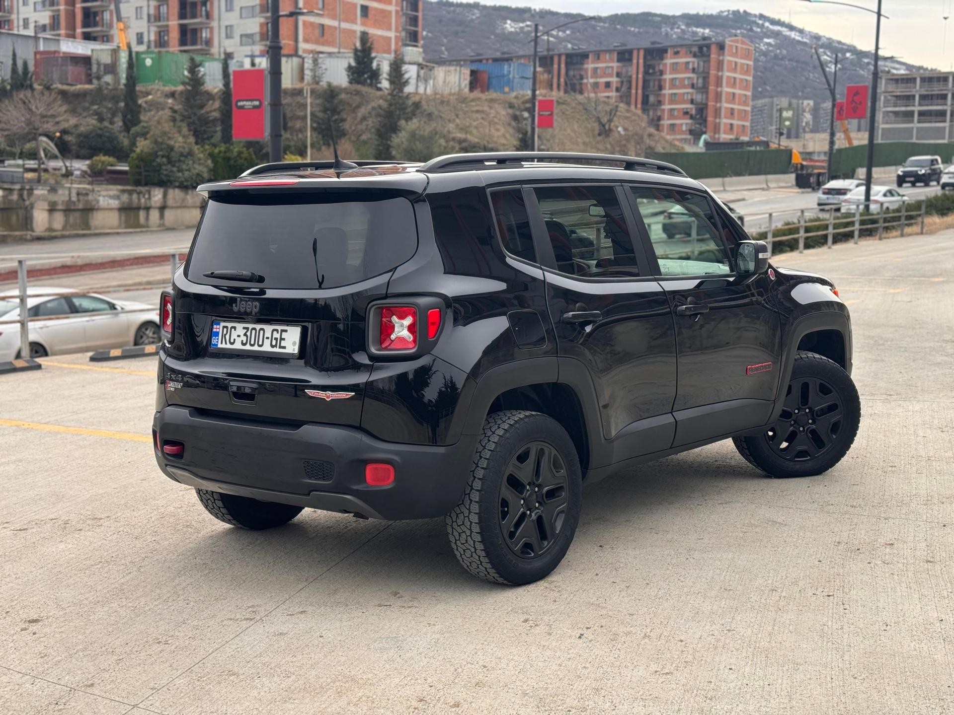 Jeep Renegade TrailHawk — exterior view 2