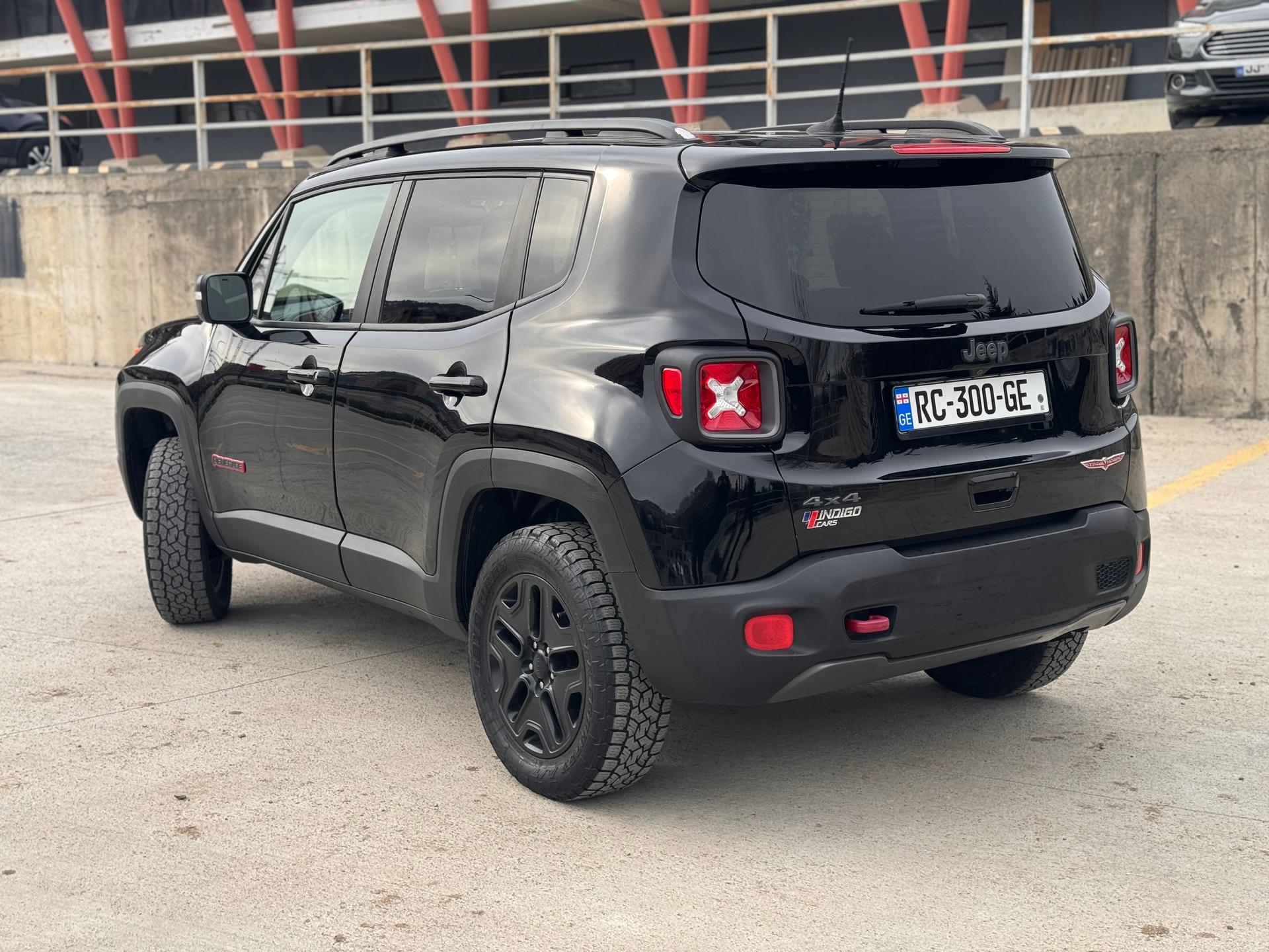 Jeep Renegade TrailHawk — exterior view 3